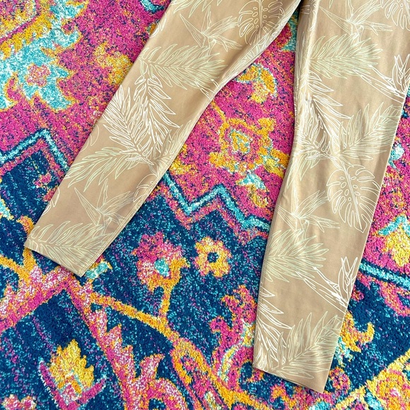 NWT Nike | Women’s Light Brown Tropical Leaf Pattern One Luxe Leggings, size M - Picture 9 of 15